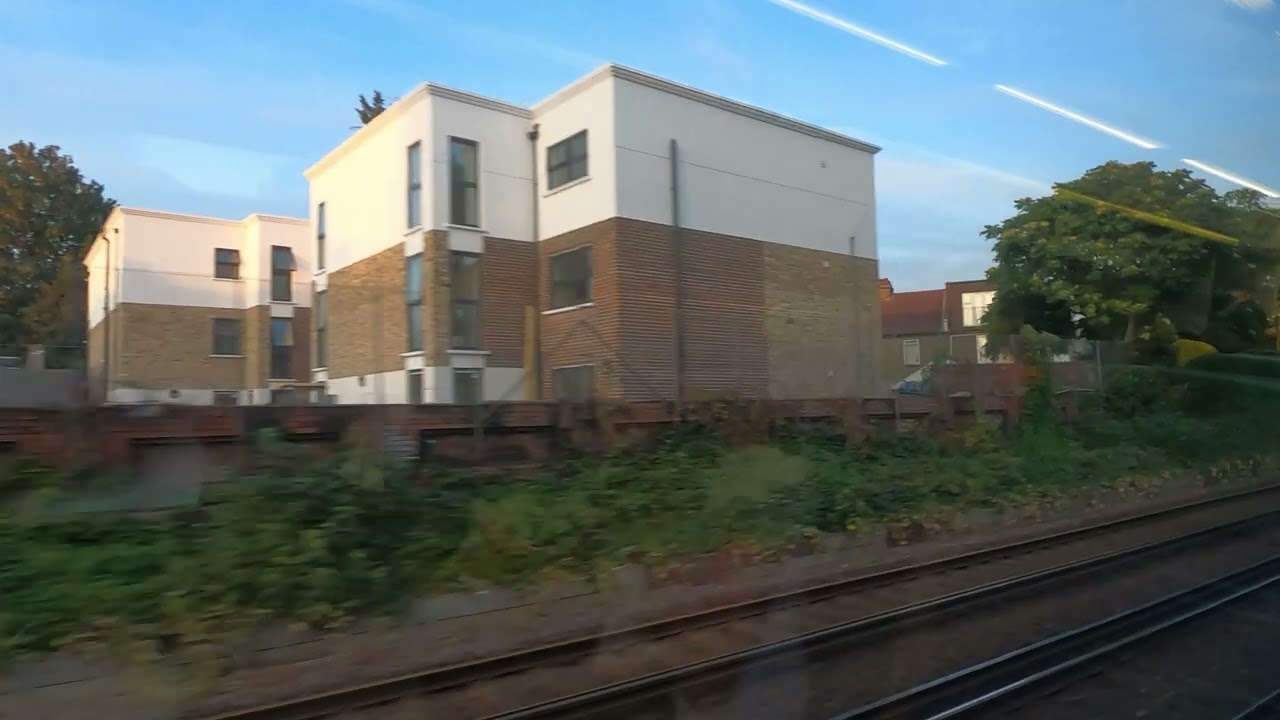 Southern Railway Journey - Clapham Junction To Gatwick Airport - August 2025 | kittikoko