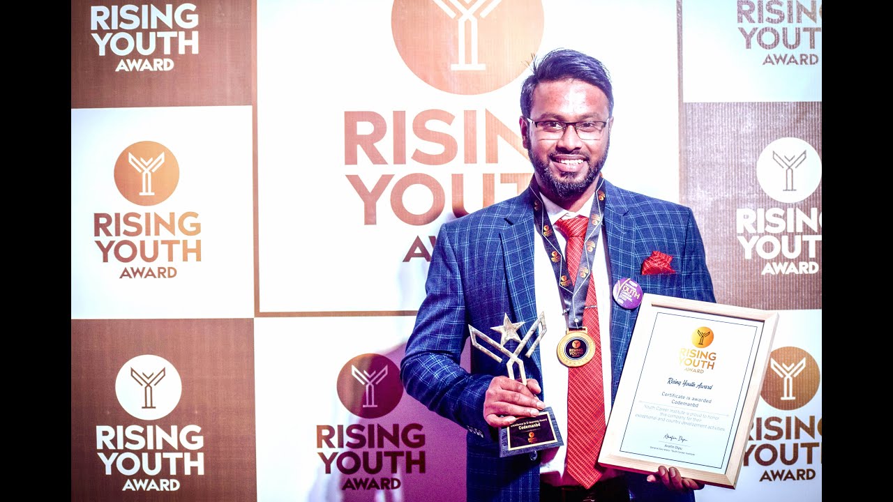 কোডম্যানবিডি বেস্ট ই-লার্নিং প্লাটফর্ম হিসেবে ন্যাশনাল রাইসিং ইয়ুথ অ্যাওয়ার্ড নেওয়ার সময়ের মুহূর্ত