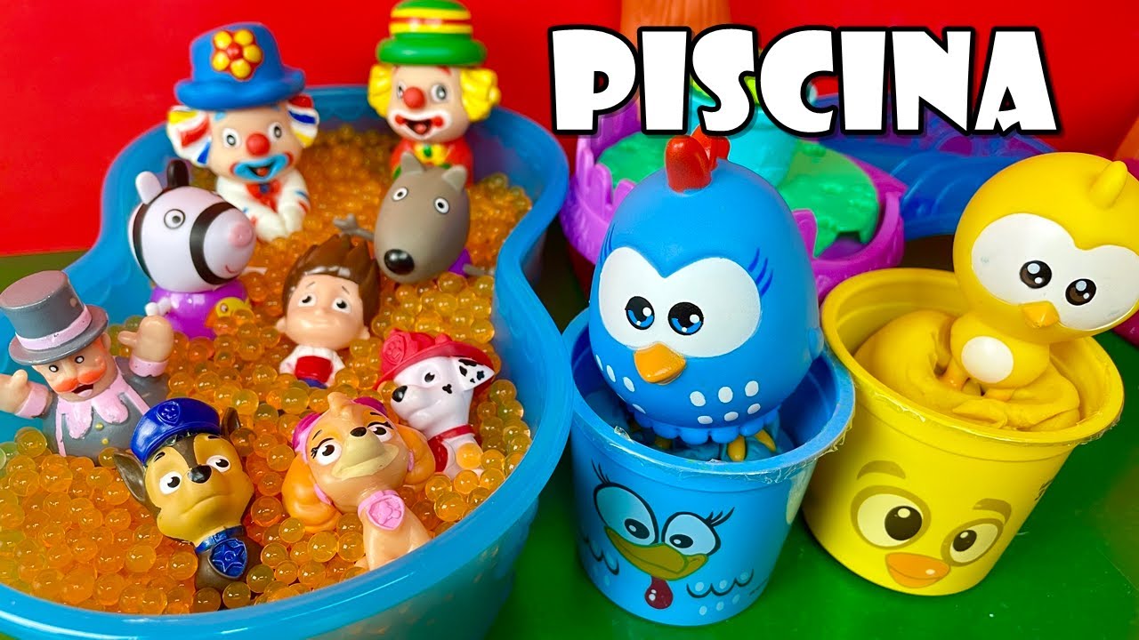 Brincando Na Piscina De Bolinhas Na Praça Arco Íris. Com Patati Patatá e Galinha Pintadinha