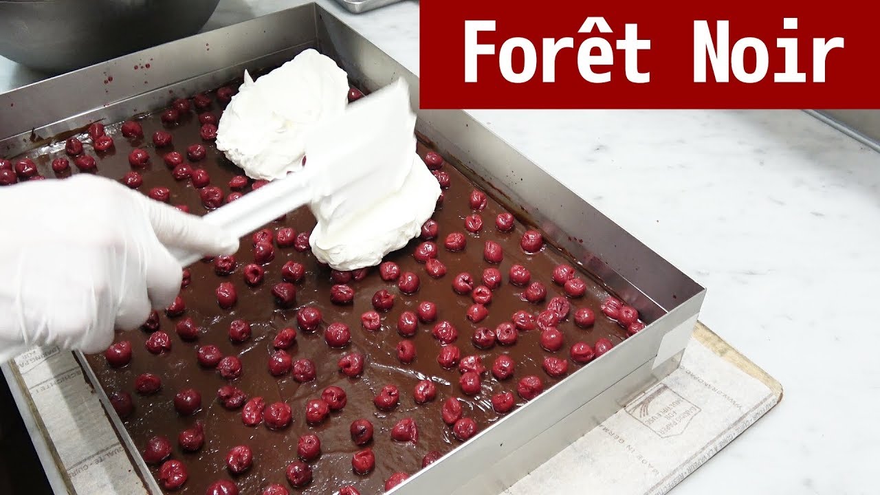 Рабочая сцена кондитерской, где делают огромные шоколадные торты ручной работы.