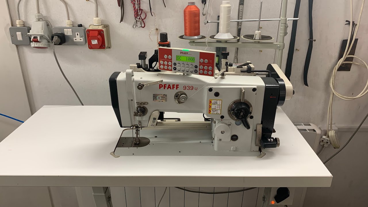 Pfaff 939 U zig - zag 3 - step zig- zag sewing machine with differential feed and Racing Puller