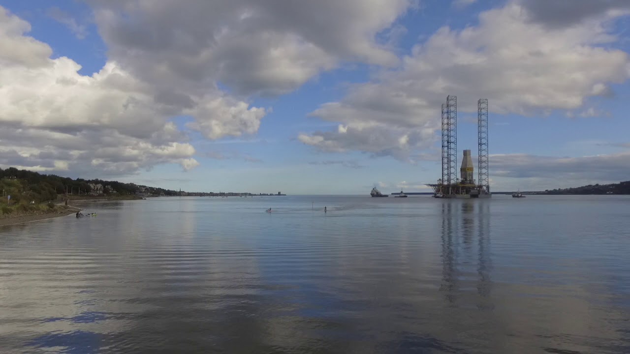 Oil Rig leaving Dundee