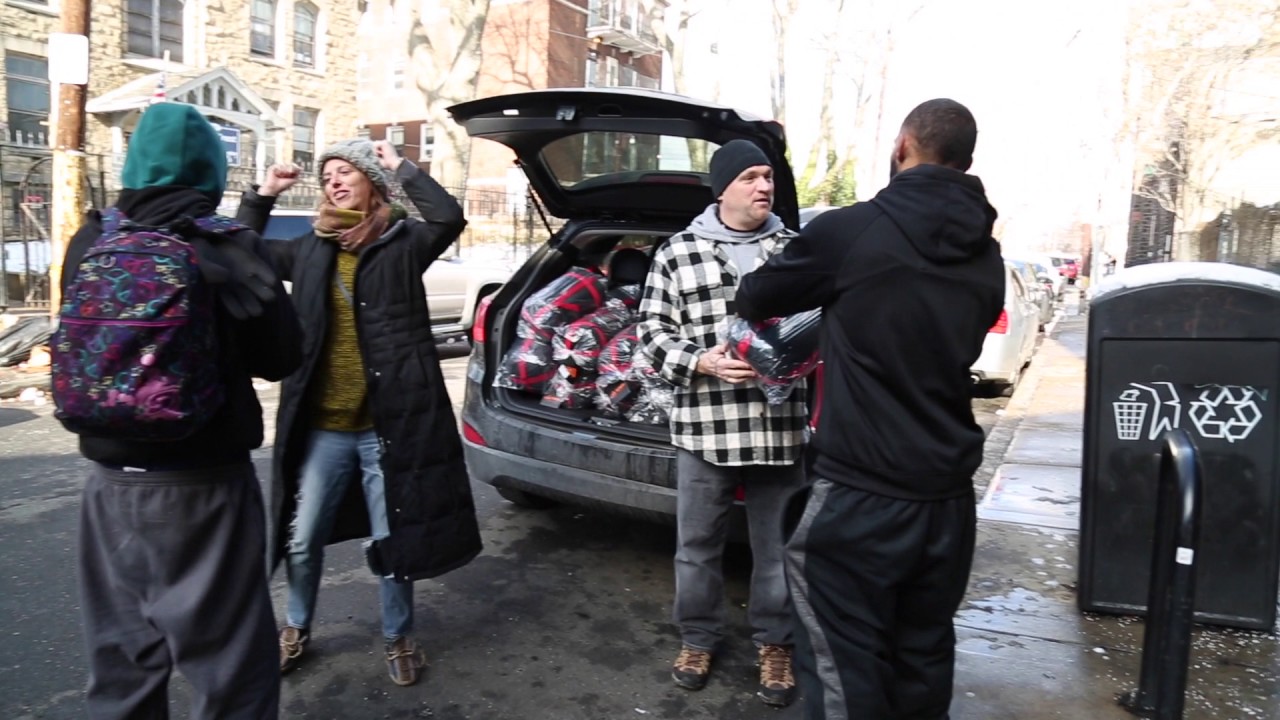 Помощь бездомным после снежной бури в Филадельфии