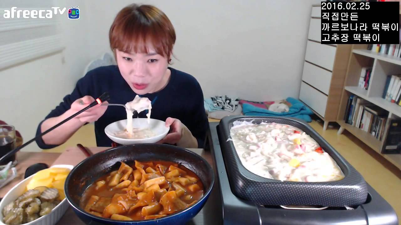 입짧은 햇님의 먹방~!(까르보나라 떡볶이,고추장 떡볶이,치킨,케익 2016.02.25)