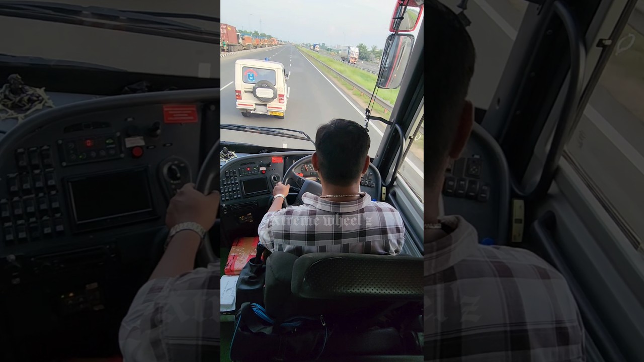 Extremely aggressive volvo bus driving😲 Close overatkings by experienced driver🙌👏#shorts #volvo #bus