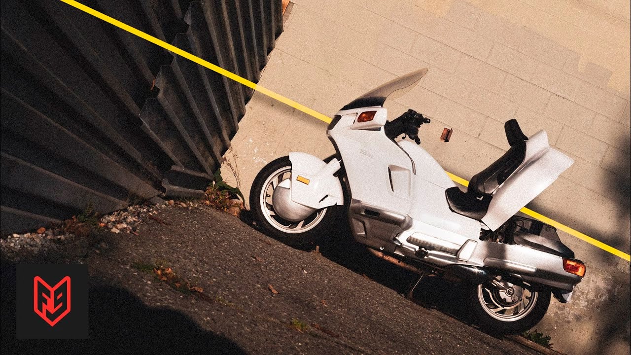 ¡La Extraña moto diseñada como un coche! 🏍️🚗😱
