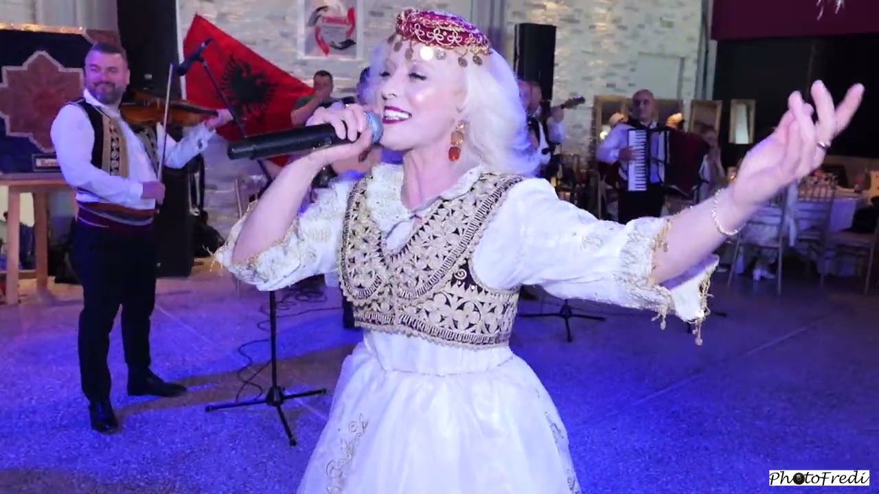 IRIS BEGA dhe Orkestra e Ansamblit te kengeve dhe valleve  ne Shoqaten 