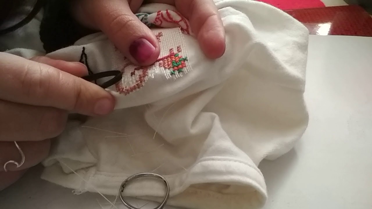 Quitando cañamazo sobre camiseta