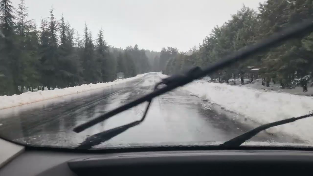 طريق بين أمغاس عين اللوح أزرو لقينا طريق مقطوعة بتلج 🌨🌨❄️❄️