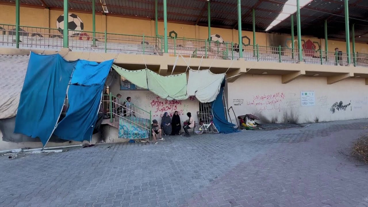 نازحون من جباليا يحتمون بملعب اليرموك لكرة القدم في مدينة غزة
