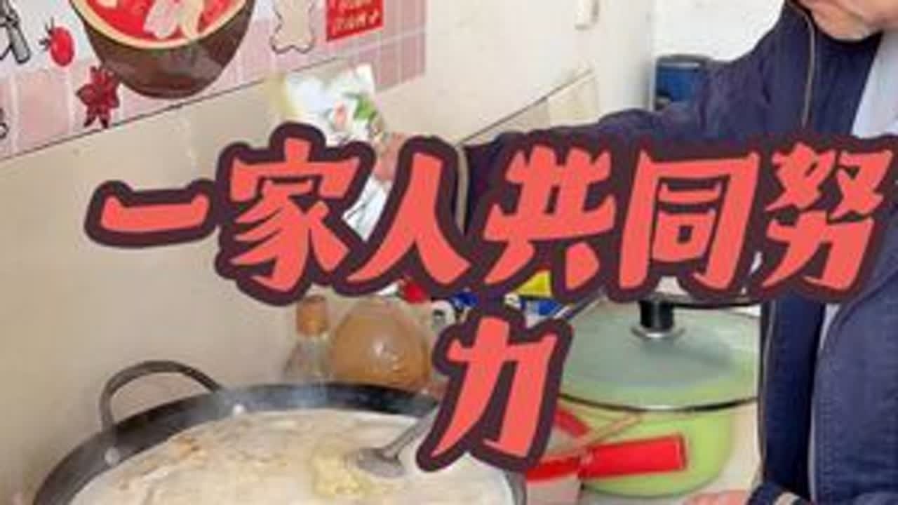 以前饿了喊妈妈，现在饿了找爸爸。爸爸和弟弟在家，我只需要专心照顾妈妈。做饭、洗碗、打扫，他们全包了。一家人分工明确，各司其职，果然干活不累。这个家，每个人都顶一片天。#记录真实生活 #日常vlo...