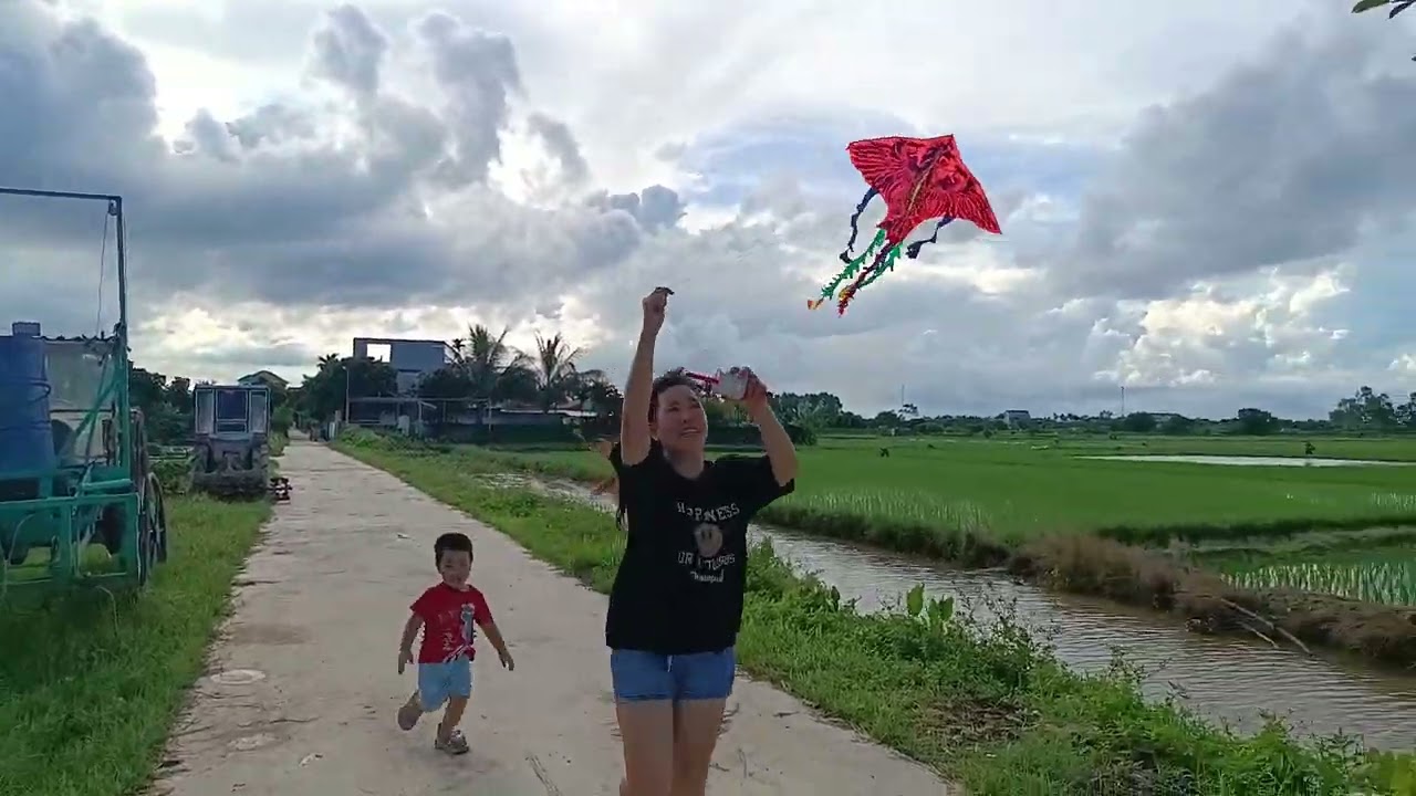 Các bé vui chơi thả diều hè 2024.Như Quỳnh, Quỳnh Chi, Hòa Phát,  An Nhiên (2)