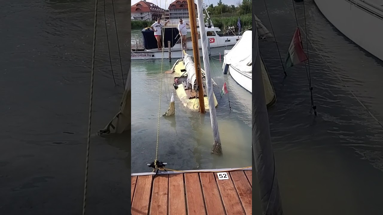 Els&uuml;llyedt vitorl&aacute;s megemel&eacute;se levegő ballonok seg&iacute;ts&eacute;g&eacute;vel.