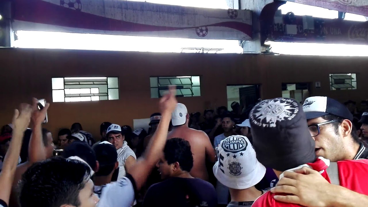 La mejor previa.. Bajo las gradas.. #Campeonesdelmundo12..