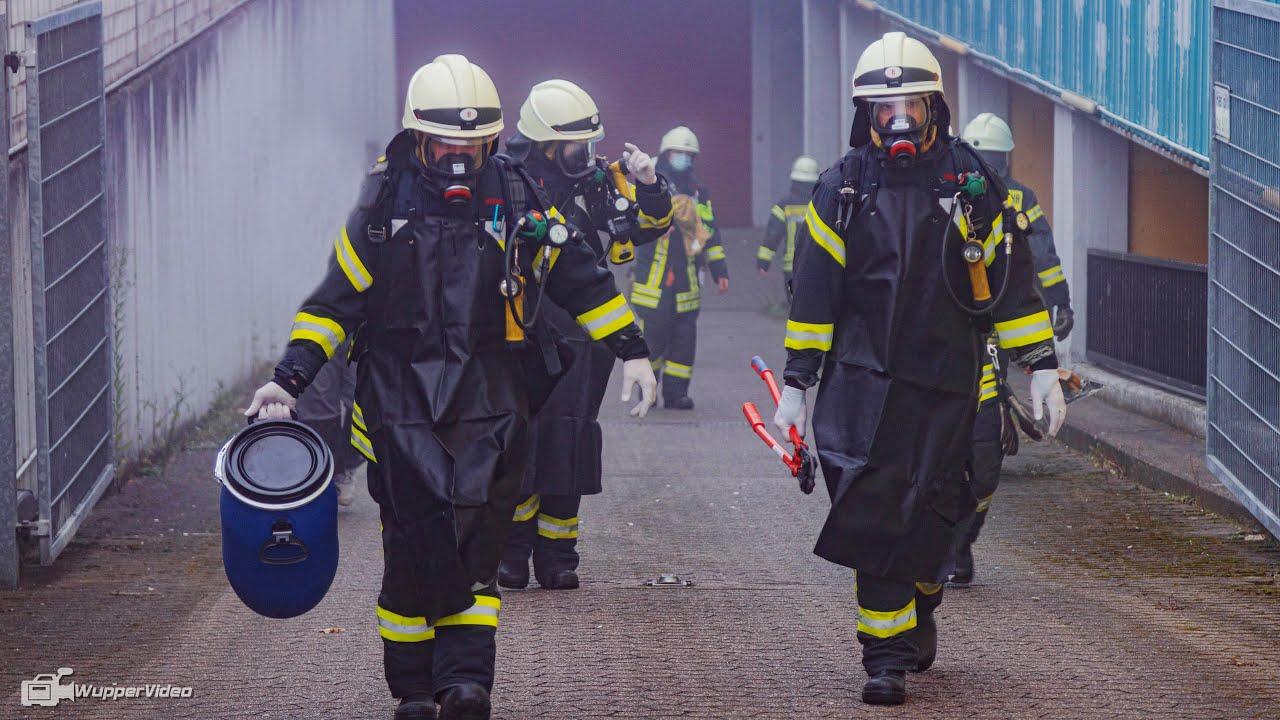 Salzsäure-Austritt in Industrie-Betrieb - Feuerwehr Köln bindet Gefahrgut ab | 11.11.2021