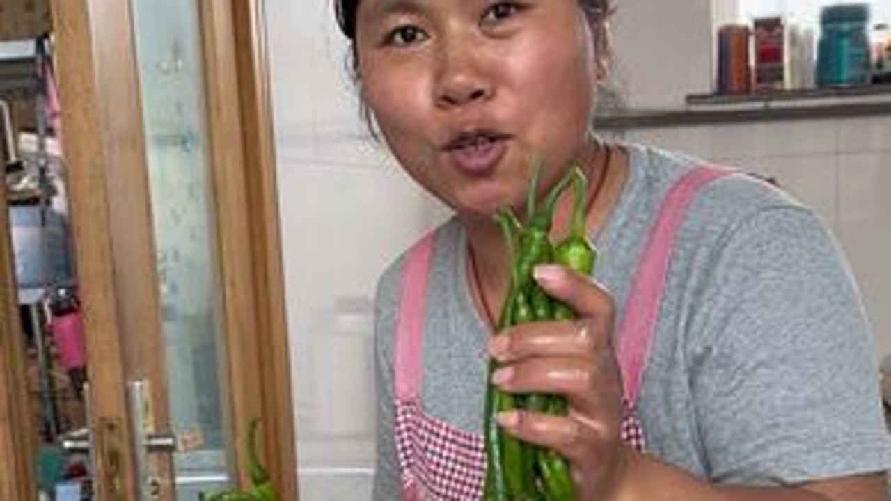 小饼卷杭椒炒肉虽然不是什么好饭但是一家人吃的很开心这就是幸福 #我的乡村生活 #