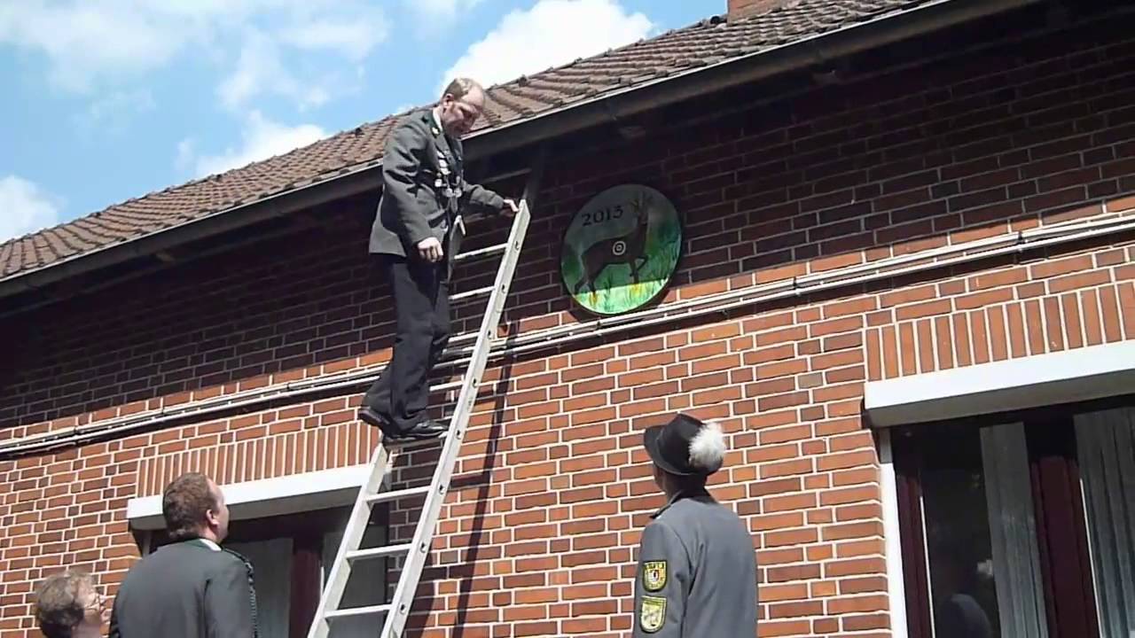 Scheibe anbringen beim neuen Schützenkönig 2013