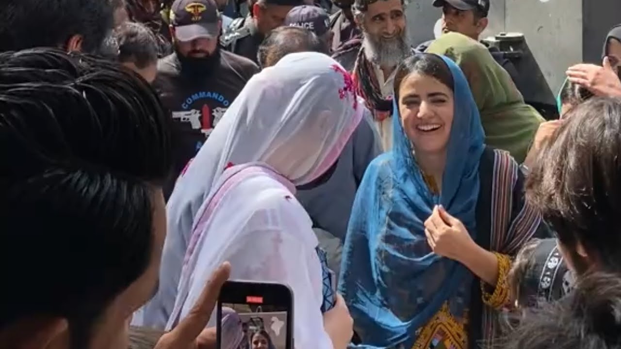 Dr Mahrang Baloch Meetup with Public At Court | New Video Mahrang Baloch Bebo Baloch Gulzadi Baloch 