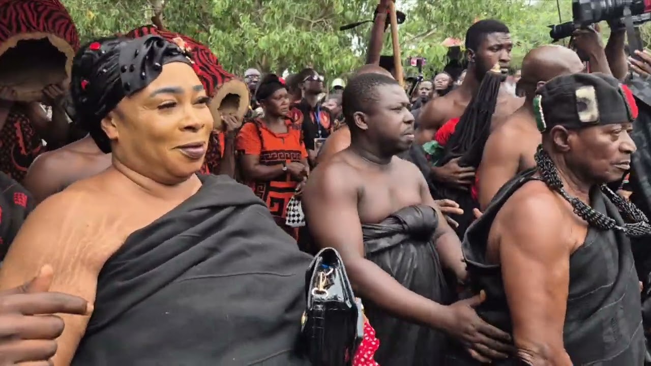 😭👑 Emotional Scenes at Manhyia Palace | Chiefs, Queens & Dignitaries Mourn Asantehemaa 🙏🕊️