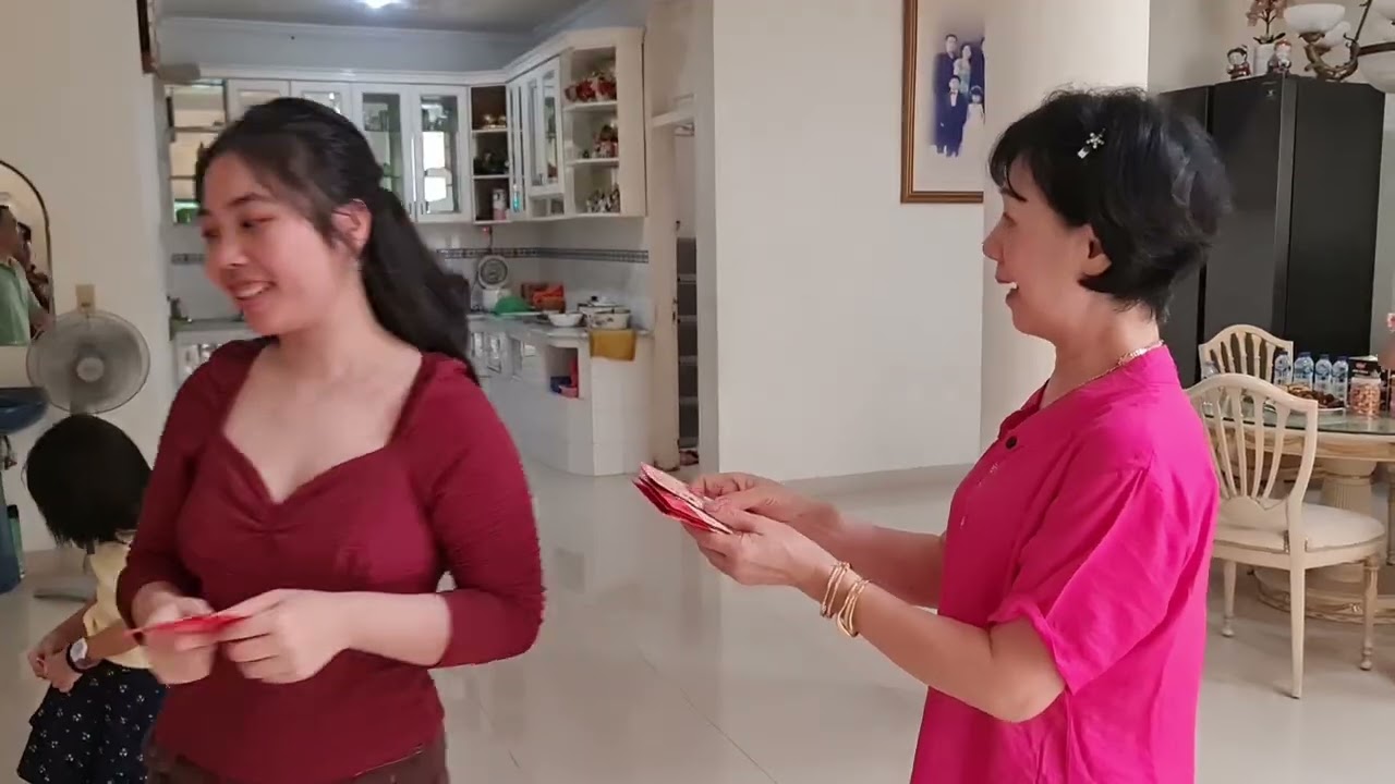 Imlek bagi bagi angpao dan makan makan