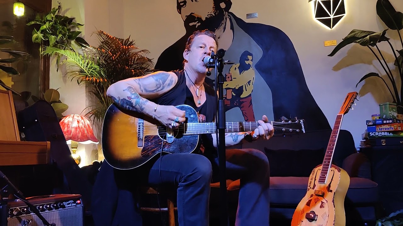 Mr. Ian Siegal plays a Tom Waits medley at Papírkutya 2021.10.12.