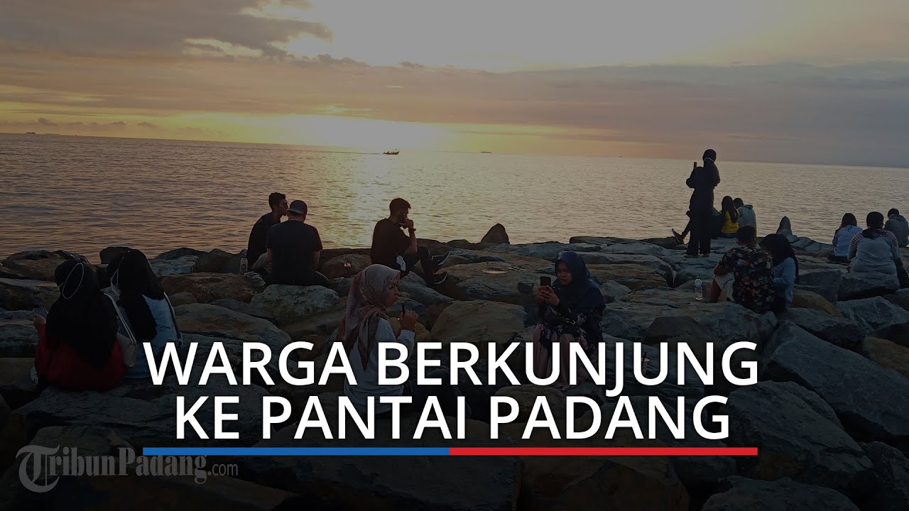Hari Pertama PPKM Mikro di Padang, Masyarakat Tampak Menikmati Suasana Senja di Pantai