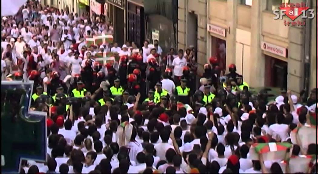 #SF2013: Carga policial contra la ikurriña en sanfermines 2013