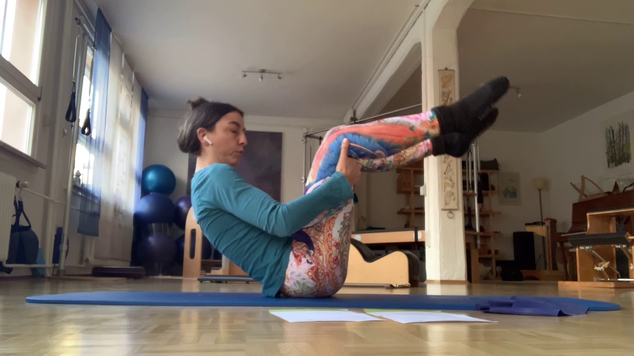 Corona-Pilates Nr. 25, mit Band, Fokus unterer Bauch/unterer R&uuml;cken/H&uuml;ftgelenk