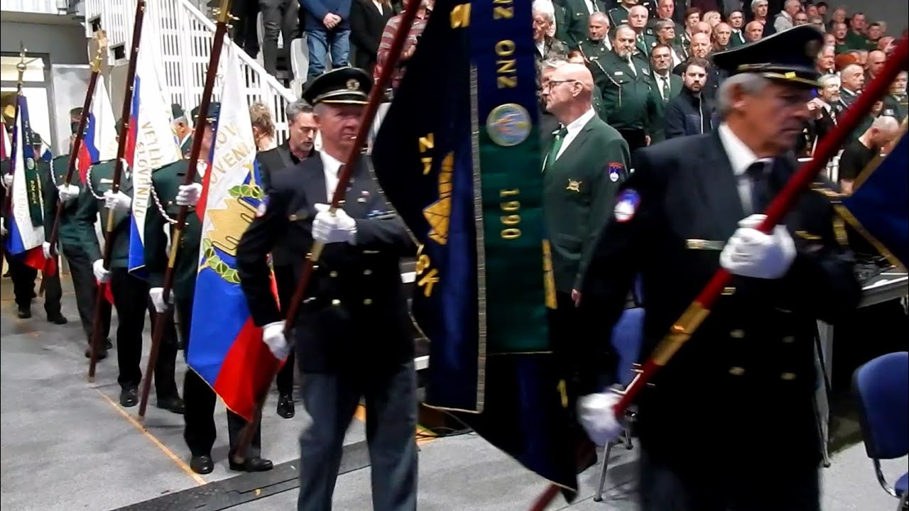 Ešalon praporov na slovesnosti ob Dnevu suverenosti - Medvode, 25.10.2025