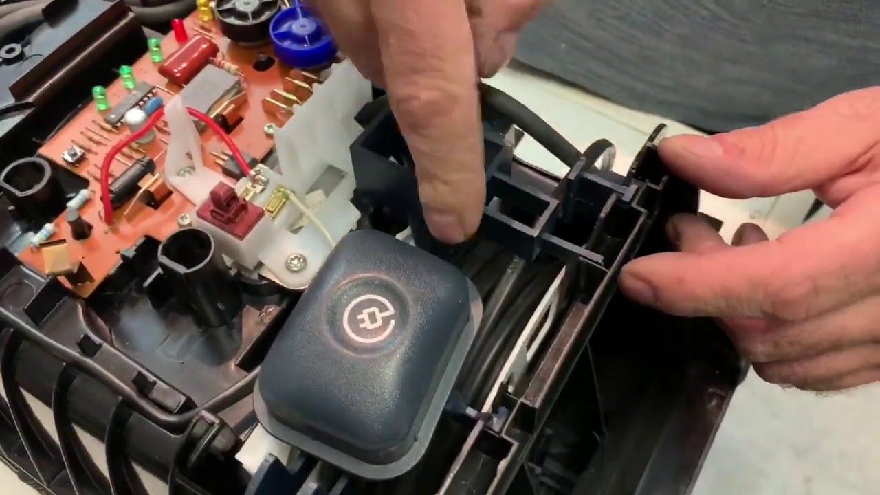Démontage de l'aspirateur Lux 1 Royal D820 D815.