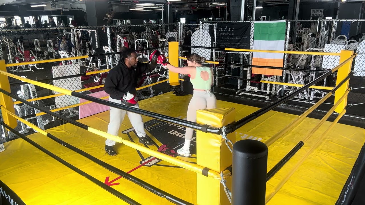 Coach Martínez Training #mittwork #boxingtraining #boxing #functionaltraining #boxingcoach
