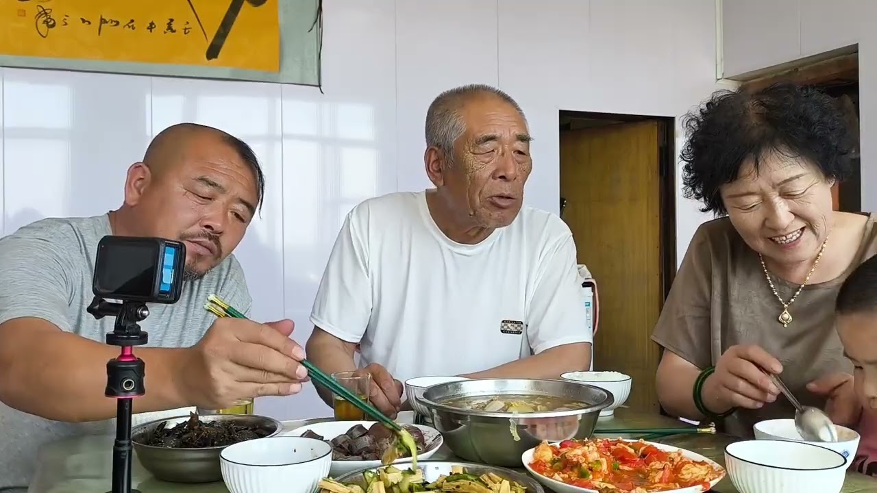 血肠蘸蒜泥，五花肉炖酸菜，西红柿炒鸡蛋，凉菜，喝一杯白酒。