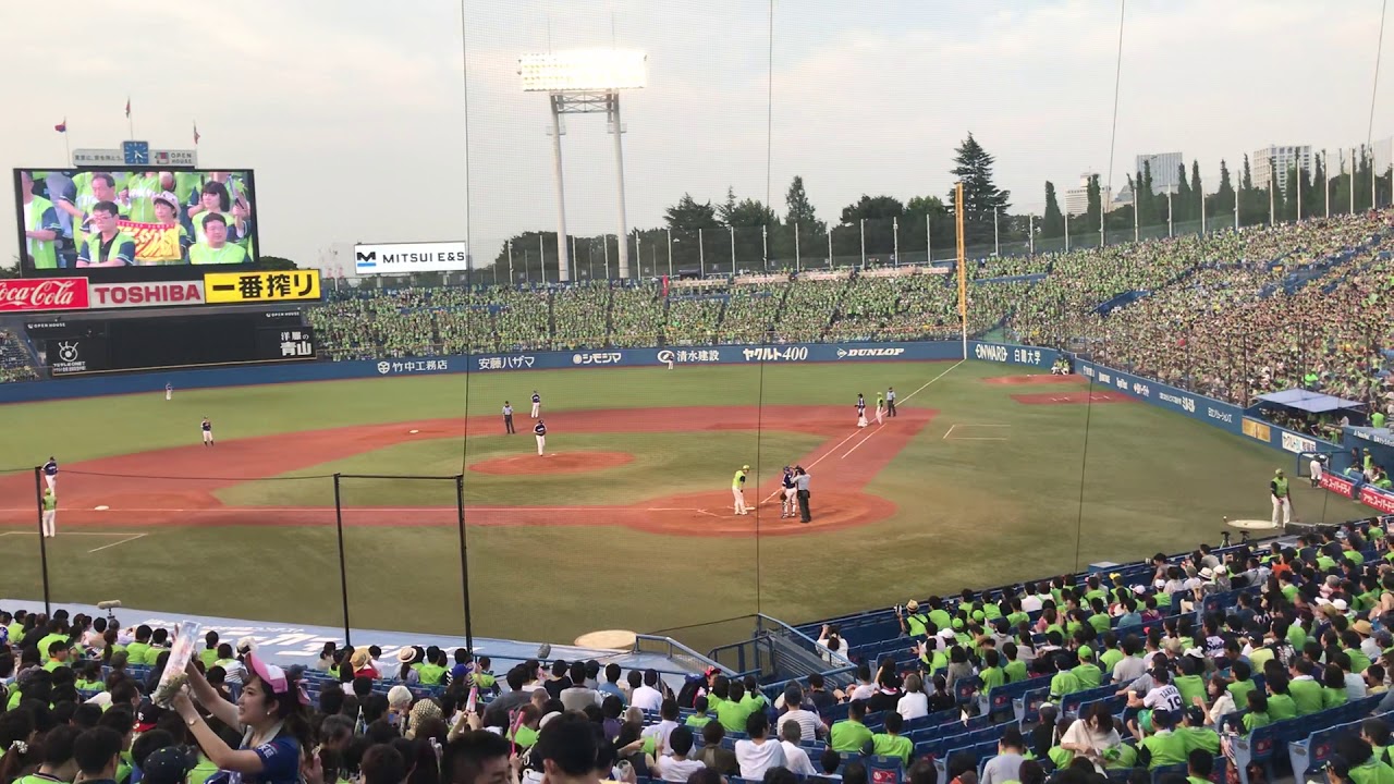 Rooters’ song for Tetsuto Yamada of Yakurt Swallows in Jingu stadium