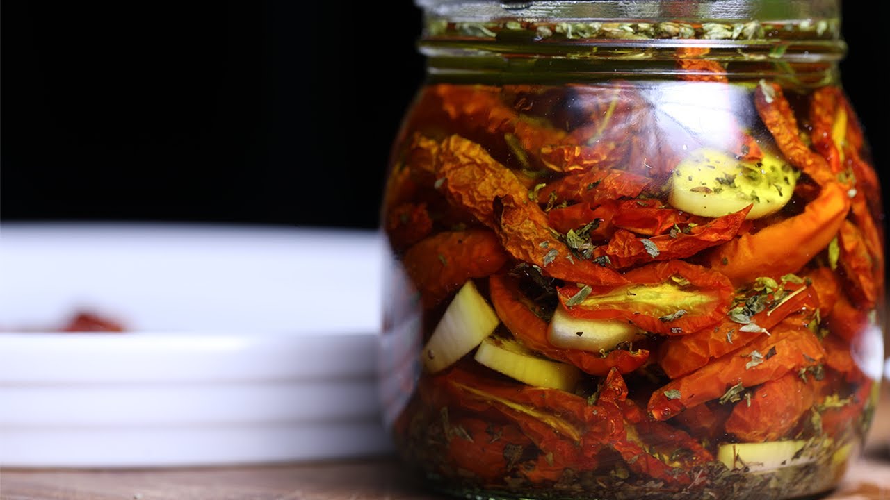 البندورة المجففة المكبوسة بالزيت - Cherry Tomato Confit