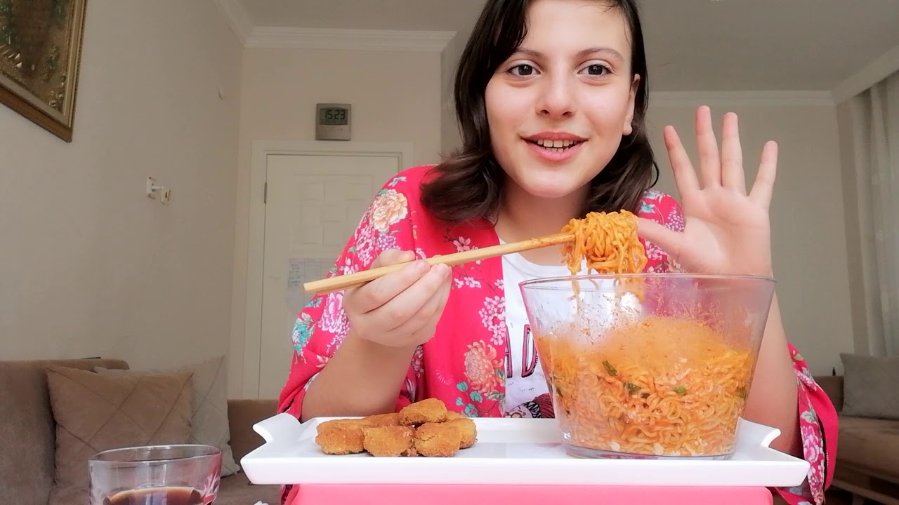 NOODLE&NUGGET MUKBANG I KEDİMİZ MİŞA EVE NASIL GELDİ ? Ablam korkusunu nasıl yendi ?