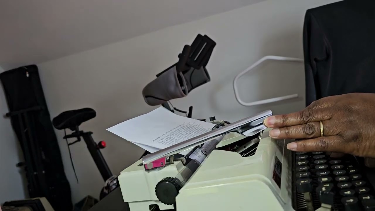 ASMR Erika Daro manual typewriter 