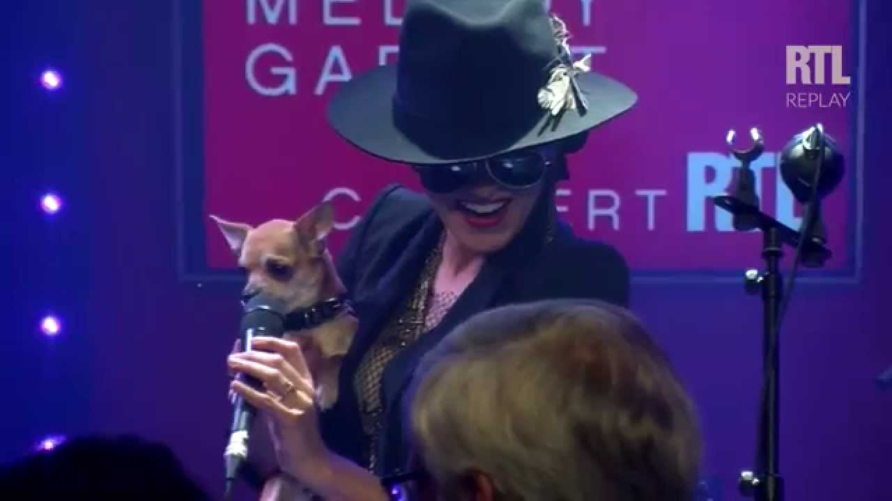 Melody Gardot et son chien - RTL - RTL