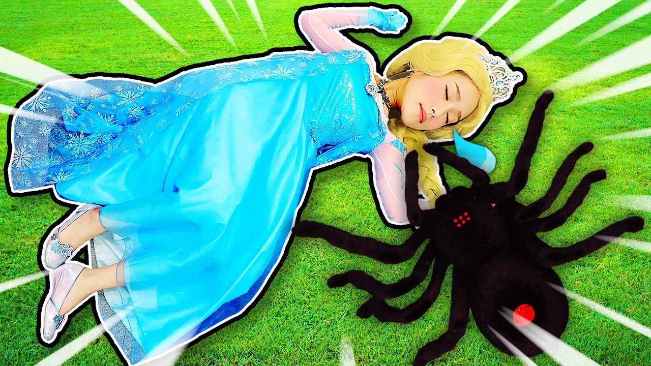 거미가 나타났어요!! 엘사가 스파이더맨이 되버렸다구?! spider creeping up pretend play