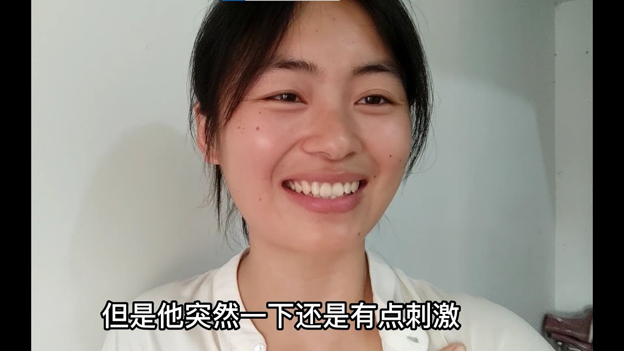家里来了一条蛇，姑娘准备把它赶出去，却被接下来这一顿操作吓哭