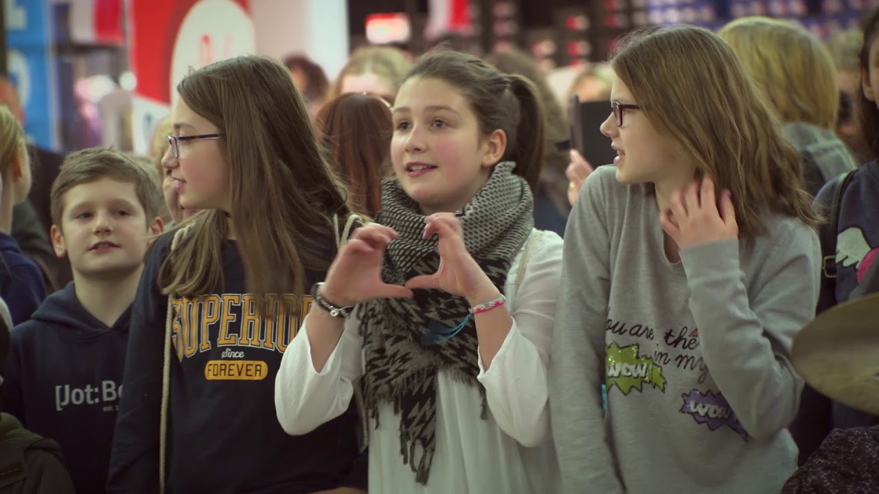 Flashmob Marktplatz Galerie Hamburg Bramfeld - Nächstenliebe - Music meets School