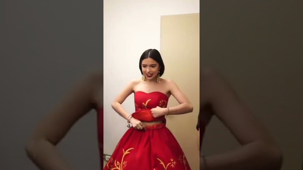 Angela Aguilar nos ense&ntilde;a como le queda grande el vestuario