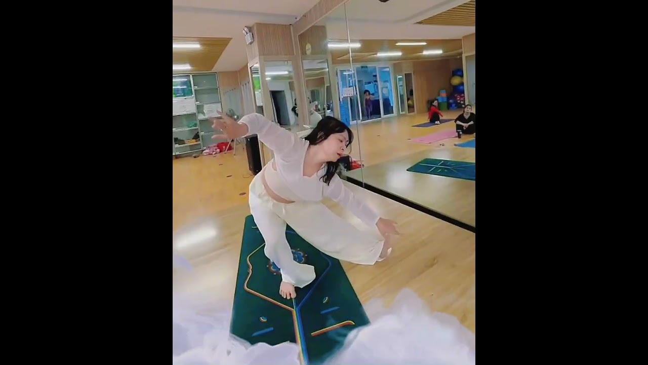 Mây Yoga flow tại Hương Anh Yoga Center