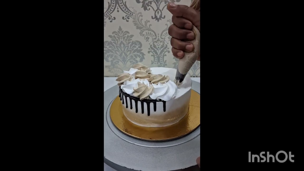Шоколадный торт с глазурью 🎂 🍫 | Идеи украшения торта @ Fresh Bakes with Sarika #cakedesign #yout...