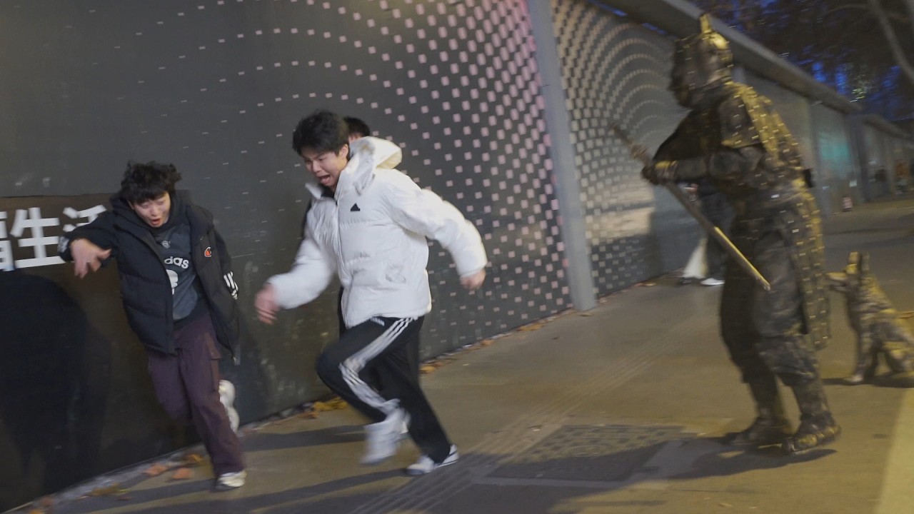 #29 Sculpture prank  | It turns out that the human instinct in dangerous situations is to run away.