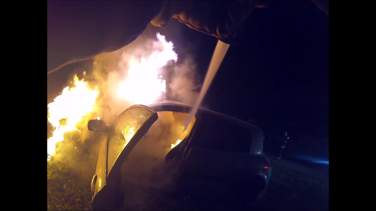 OSP Gdów.  Pożar samochodu marki Renault. Gdów ul. Dłużyzny.