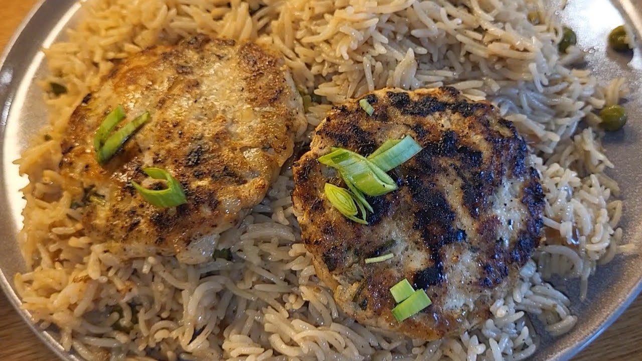 Creamy Matar Pulao with Chicken ke golden brown Chappli kebab aik complete meal enjoy with Lubna 🥰🥰