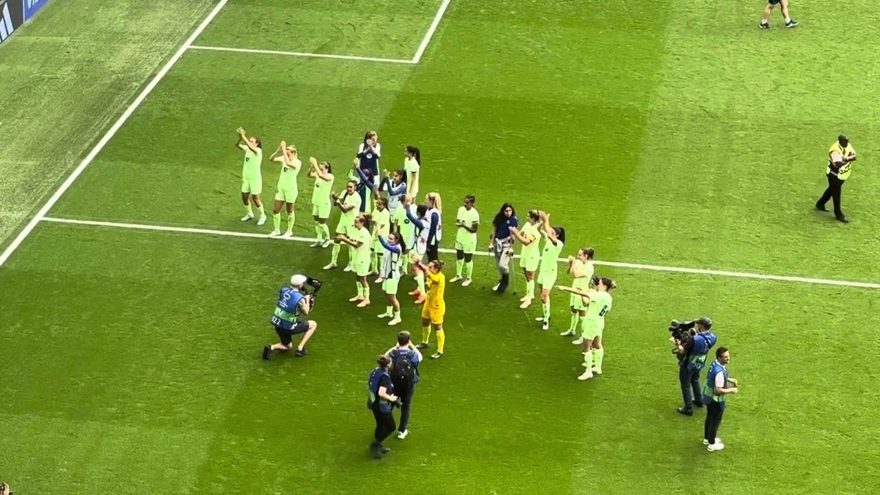 Post game celebration #fcbfemeni 🔵🔴 #uwcl Stamford bridge 27/4/2025