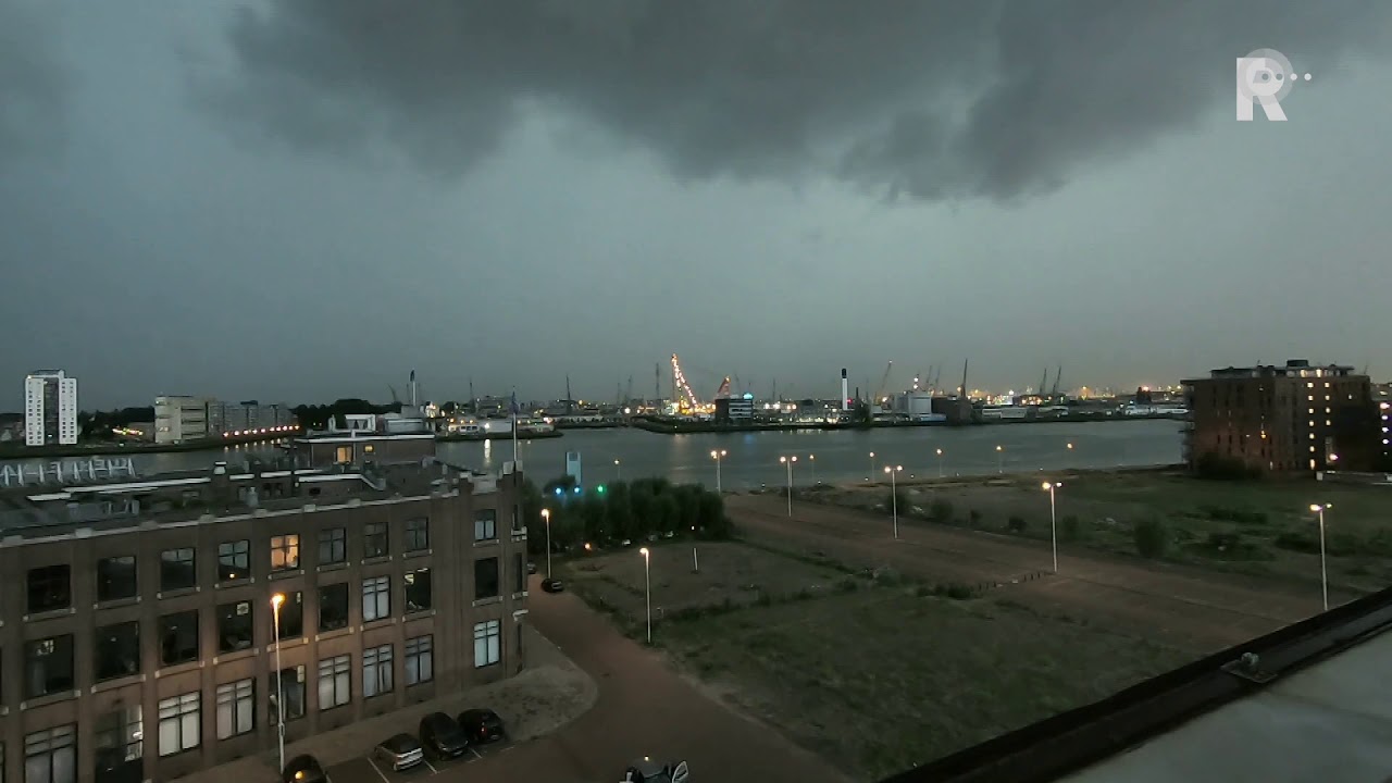 Timelapse: onweersbui trekt over Rotterdam