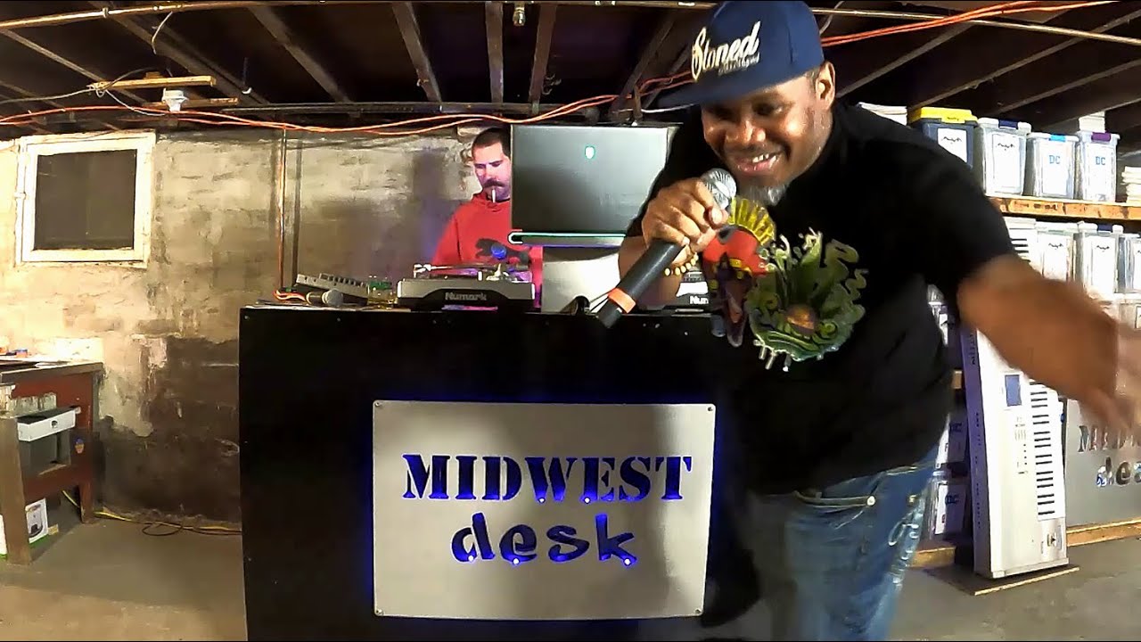 Midwest Desk - Levi Stress 