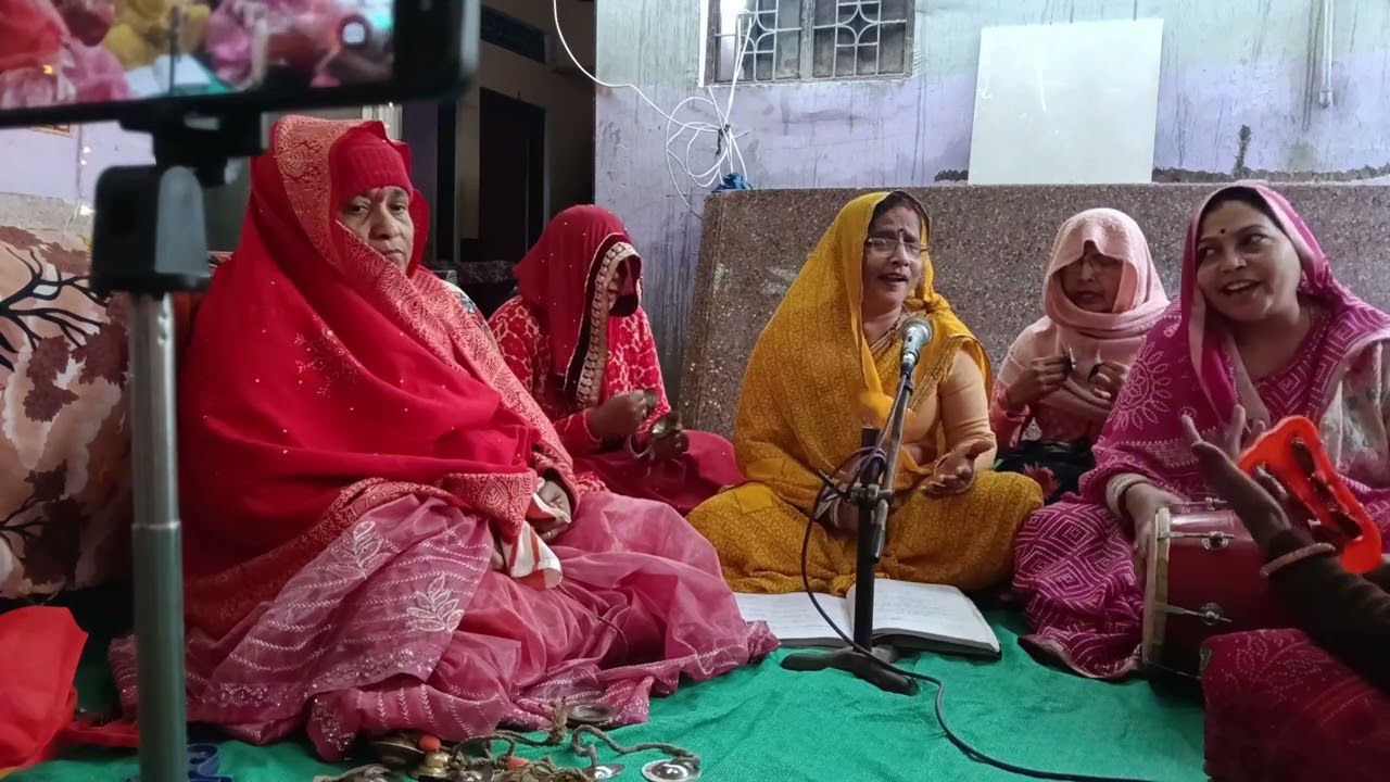 फूल बिछाओ डगरिया में जगदंबे विराजी नगरिया में